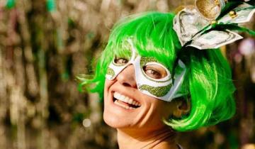 Photo of Jen Lyman in a green wig and and a mardi gras mask